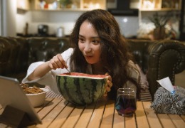 選擇適合熬夜族的精華產品，讓肌膚重煥光彩